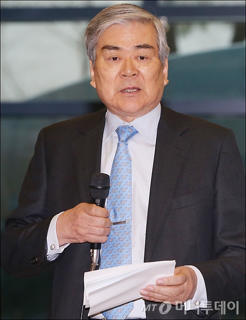 조양호 한진그룹 회장이 큰딸 조현아 대한항공 전 부사장의 '땅콩 리턴' 사건과 관련해 12일 오후 서울 강서구 공항동 본사에서 기자회견을 갖고 있다. /사진=김창현 기자