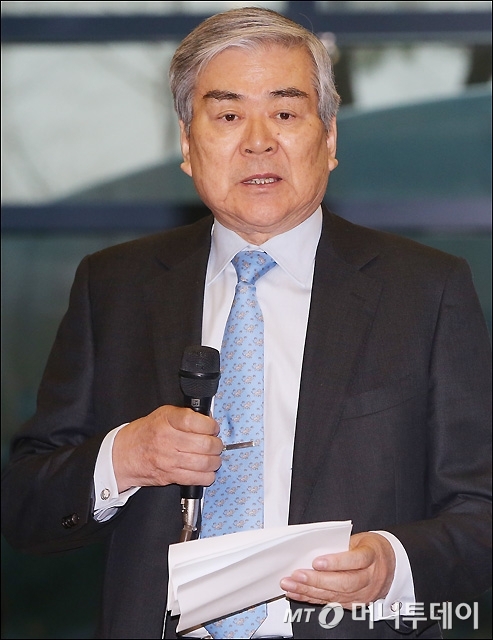 조양호 한진그룹 회장이 큰딸 조현아 대한항공 전 부사장의 '땅콩 리턴' 사건과 관련해 12일 오후 서울 강서구 공항동 본사에서 기자회견을 갖고 있다. /사진=김창현 기자<br>