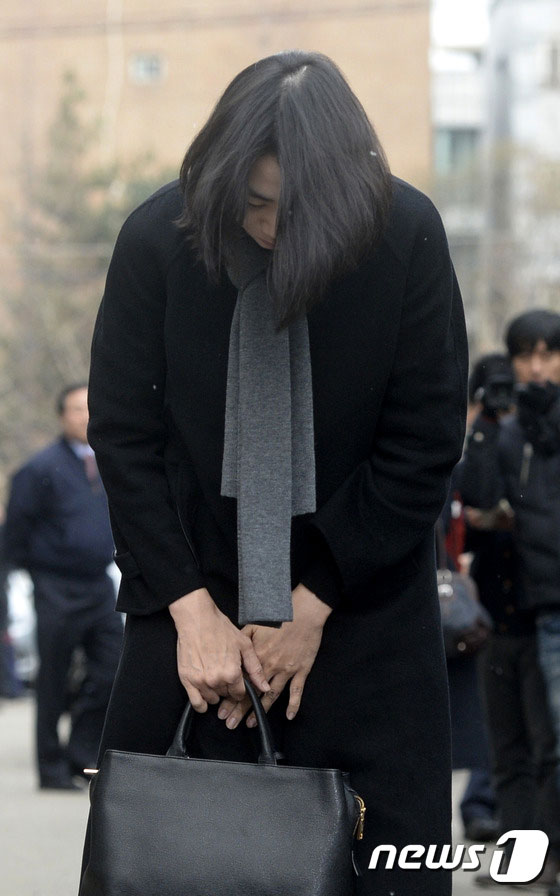 조현아 대한항공 전 부사장이 12일 오후 서울 강서구 국토교통부 항공철도사고조사위원회에 출석하기 전 '땅콩 리턴' 사건에 대해 사과하고 있다. /사진제공=뉴스1