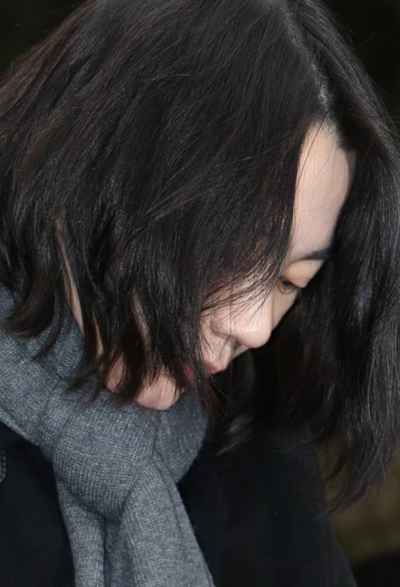 조현아 대한항공 전 부사장이 '땅콩 리턴' 사건 관련 조사를 위해 12일 오후 서울 강서구 국토교통부 항공철도사고조사위원회에 출석해 기자회견을 갖고 있다./사진=뉴스1