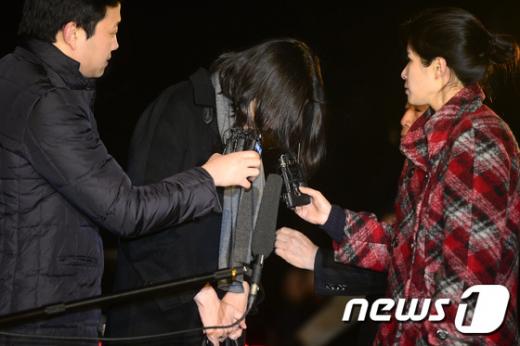 조현아 대한항공 전 부사장이 12일 밤 서울 강서구 국토교통부 항공철도사고조사위원회에 출석해 조사를 받은 뒤 귀가하고 있다. 조 전 부사장은 지난 5일 미국 출장을 마친 뒤 뉴욕 JFK 공항에서 인천으로 출발하는 KEO086 항공기에 올라, 승무원이 서비스 매뉴얼을 준수하지 않은 점을 지적해 탑승교를 떠난 항공기를 돌려 세워 사무장을 내리게 했다가 사회적 비난여론에 휩싸였다. 2014.12.12/뉴스1