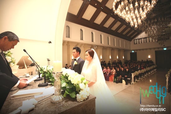 13일 결혼식을 올린 최정(왼쪽)과 나윤희 씨. /사진=아이웨딩 제공