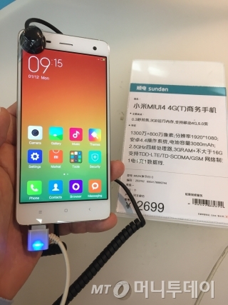 중국 선전 화창베이에서 있는 전문전자매장 순데이에서 2000위안대 스마트폰 중 가장 인기를 모으고 있는 샤오미 'MI4'. / 사진=이학렬 기자