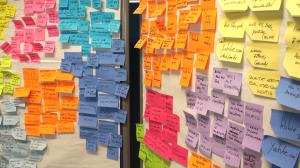 SAP 앱하우스에는 디자인씽킹 과정에서 떠오른 생각을 그때그때 적어둔 포스트잇이 칠판과 벽면 가득 붙어있다./사진제공=SAP