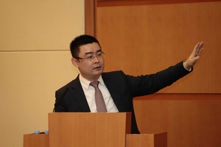 올리버 우 화웨이 동아시아 단말기부문 대표가 중국 선전 화웨이 본사에서 한국 기자들을 대상으로 미디어라운드테이블을 열고 스마트폰 전략을 설명하고 있다. / 사진제공=화웨이