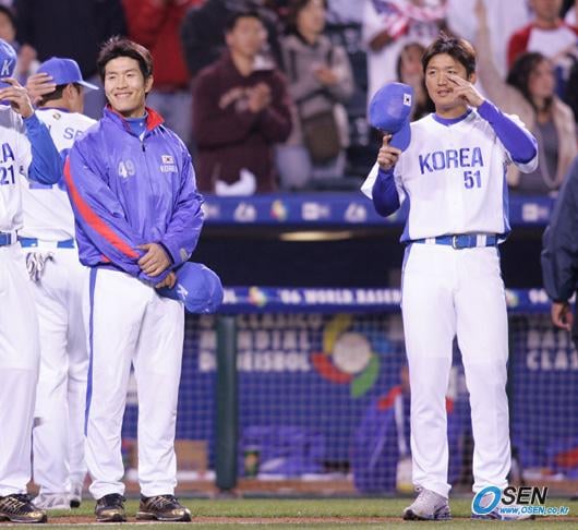 지난 2006년 3월 미국 애너하임의 에인절 스타디움에서 열린 '제1회 월드베이스볼클래식' 8강리그 1조 미국전서 김선우(오른쪽)과 김병현이 미국 선수들과 눈인사를 나누고 있다. /사진=OSEN