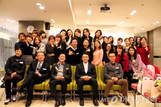 예송이비인후과에서 개최한 송년맞이 한중일 학술세미나 후 참석자들이 기념촬영을 하고 있다./사진=예송이비인후과