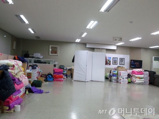 화재로 집을 잃은 구룡마을 거주민들이 임시거처로 주민자치회관에서 지내고있다.