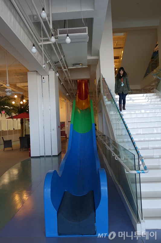 샤오미 본사 2층과 연결된 미끄럼틀. 샤오미 창업자 중 한명인 리완치앙 부사장이 직접 꾸민 공간이다. 놀이동산의 미끄럼틀처럼 스릴감이 느껴진다. /사진=성연광 기자.