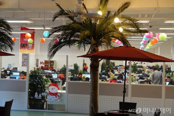 샤오미 본사 업무공간 전경. 크리스마스를 앞두고 온 사무실이 트리 등으로 장식돼 있다./사진제공=성연광 기자.