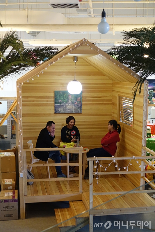 샤오미 안내 데스크 옆에 붙어있는 회의공간. 마치 오두막 카페를 연상시킨다. /사진=성연광 기자