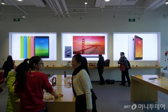 샤오미 신규 사무실 1층에 위치한 샤오미 제품 체험관. 중국 전역에 이같은 체험관이 19곳에 달한다. 하지만 샤오미 제품은 체험만 할 수 있다. '미토끼' 등 악세서리나 팬시 제품은 구입할 수 있다. /사진=성연광 기자.