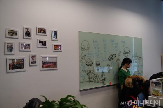 샤오미 본사 벽면에 자리잡은 공지판. 다양한 만화 캐릭터가 그 자리를 대신 차지하고 있다. /사진=성연광 기자.