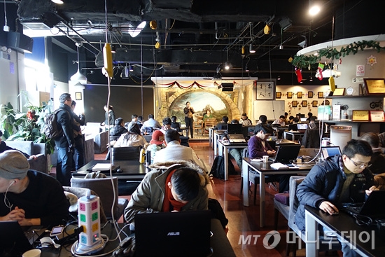 처쿠 카페에서 진행된 아이디어 경진대회. 젊은 창업가들이 무대에 올라 자신들의 사업 아이템을 소개하고 있다. 다른 창업가들이 의견을 함께 제시하며 공동창업으로 이어지는 사례도 적지않다고 한다. /사진=성연광 기자.