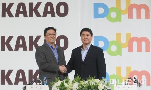 카카오톡 감청논란과 관련해 이석우 다음카카오 대표가 기자회견에서 고개숙여 사과하고 있다.