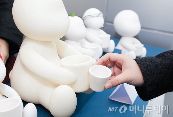 HCI 학술대회의 부대행사인 크리에이티브 어워즈에는 참신한 기술제품과 디자인작품이 출품됐다.<br>사진은 서울과학기술대 PUXD랩팀의 '술친구'. 혼자 술을 마시는 사용자에게 친구가 돼주는 인터랙티브 제품