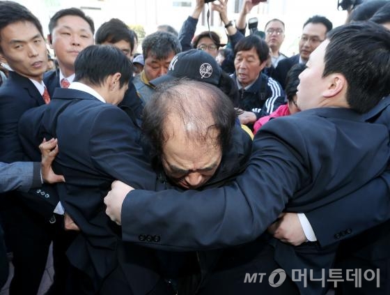 잠실 제2롯데월드 저층부 쇼핑몰이 임시 개장하자 강동·송파지역사회단체 및 인근 학교 학부모와 주민들이 서울 롯데 에비뉴엘 월드타워점앞에서 기자회견을 열고 제2롯데월드 직원들과 몸싸움을 벌이고 있다.  / 사진=홍봉진 기자