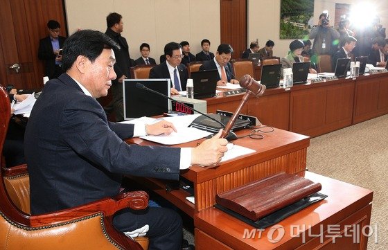 24일 서울 여의도 국회에서 열린 국토교통위원회 전체회의에서 박기춘 위원장과 여야 의원들이 주택법 개정안과 재건축초과이익 환수법 개정안, 도시 및 주거환경정비법 개정안 등 의결하고 있다/ 사진=뉴스1