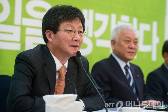 유승민 새누리당 의원이 29일 서울 여의도 국회 귀빈식당에서 새정치민주연합 김한길 의원과 공동 주최한 '오늘, 대한민국의 내일을 생각한다' 토론회에서 발제를 하고 있다. 2014.12.29/뉴스1
