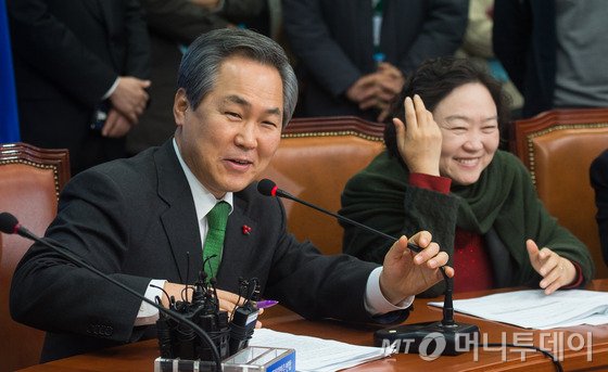 우윤근 새정치민주연합 원내대표가 31일 서울 여의도 국회에서 열린 비상대책위원회의에서 모두발언을 하고 있다. 2014.12.31/뉴스1