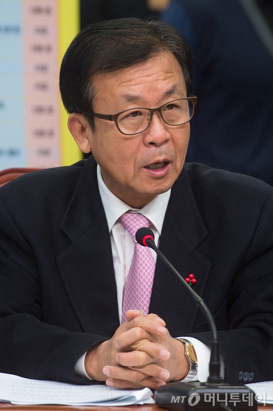 원혜영 새정치민주연합 비상대책위원이 24일 서울 여의도 국회에서 열린 비상대책위원회의에서 모두발언을 하고 있다. 2014.12.24/뉴스1