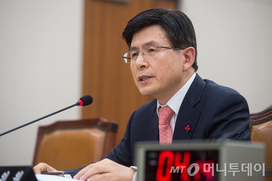 황교안 법무부 장관이 24일 서울 여의도 국회에서 열린 법제사법위원회 전체회의에 출석해 의원들의 질의에 답변하고 있다./사진=뉴스1