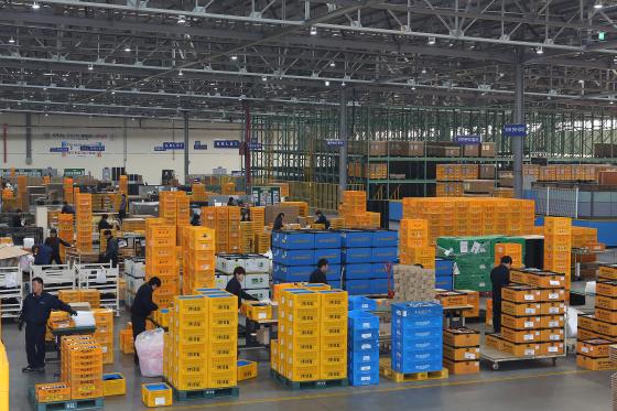 현대글로비스 아산 KD센터에서 근로자들이 해외로 운송될 부품 포장 작업을 진행하고 있다/사진제공=현대글로비스