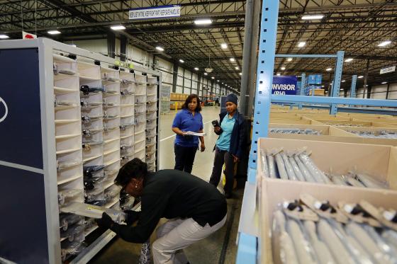 현대글로비스 앨라배마 CC의 현지 근로자가 부품을 일일이 검수하고 있는 모습/사진제공=현대글로비스