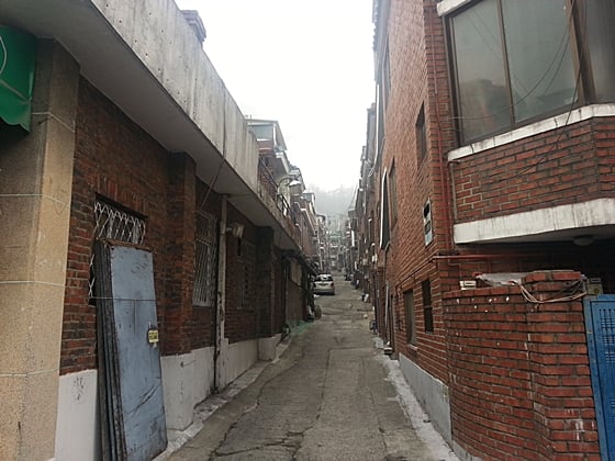 사회초년생들이 대학을 졸업했음에도 다른 집을 구할 여유가 없어 대학가 인근을 벗어나지 못하고 있다. 사진은 서울 동작구 흑석동 주택가./사진=신현우 기자