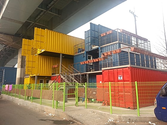 서울시는 영등포역 인근 쪽방촌 리모델링 사업을 진행 중이다. 쪽방촌 인근에 컨테이너로 된 임시주거시설이 설치돼 있다./사진=신현우 기자