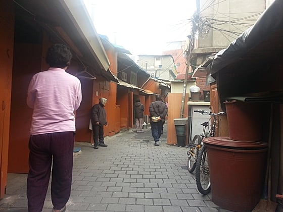 서울 영등포역 인근 쪽방촌 골목에 주민들이 나와 있다./사진=신현우 기자