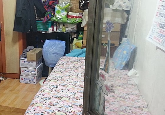 서울 영등포역 인근에 쪽방촌이 형성돼 있다. 성인 2명 이상이 들어갈 수 있는 크기로 임대료가 25만원 수준이다. 영등포역 인근에 위치한 임대료 25만원의 쪽방./사진=신현우 기자