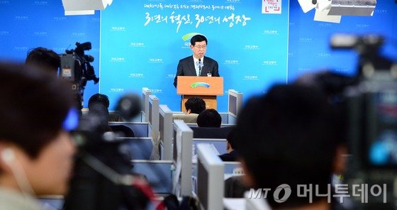 신은철 국토교통부 감사관이 29일 정부세종청사 국토교통부 기자실에서 대한항공 항공기 회항사건 조사관련 특별감사결과를 발표하고 있다.국토부는 브리핑을 통해 지난 17일 착수된 특별감사중 공정성을 훼손하고 대한항공 관계자와의 부적절한 유착관계 등의 잘못이 있는 공무원을 엄중 문책할 것이라고 밝혔다./사진=뉴스1