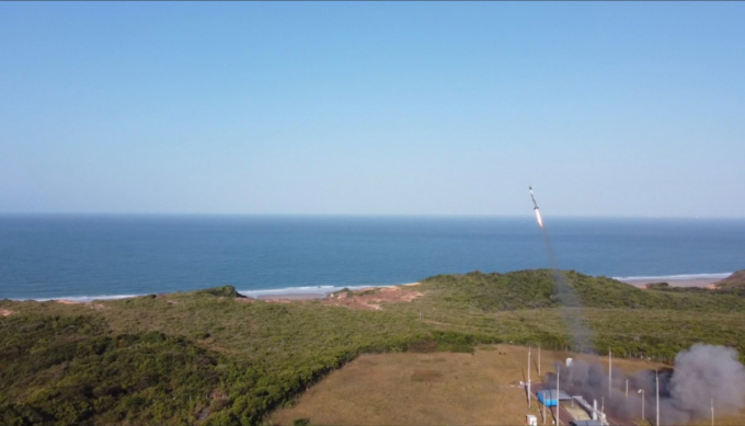 첫 시험비행 나선 준궤도 로켓 '세빛', 궤적 이탈로 조기 종료