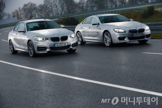 BMW는 주행 편의와 안전을 목표로, 최첨단 드라이버 시스템으로 무장한  전자식 ‘코파일럿(co-pilot)’ 개발에 수년간 매진해 왔다. BMW 기술연구소의 프로토타입 차량은 이미 2011년에, 뮌헨에서 뉘른베르크로 이어지는 A9 고속도로를 운전자 개입 없이 주파한 바 있다. 현재는 고속도로 교차로에서도 스스로 노선 변경이 가능한 수준까지 이르렀다./사진제공=BMW
