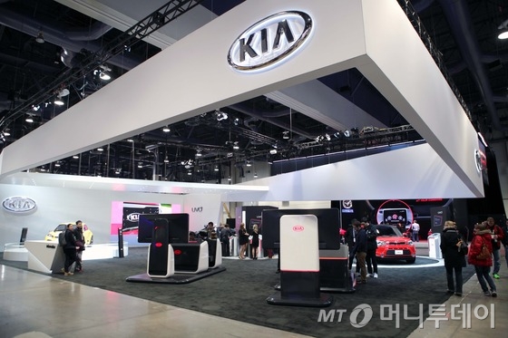 자율주행과 커넥티드카(사물인터넷)는 함께 성장하는 기술이다. 기아자동차는 지난해 1월 7일(미국 현지시간) 미국 라스베이거스에서 열린 국제 전자제품 박람회(CES 2014)에서 전기차 전용 텔레매틱스 시스템과 운전자의 편의성을 향상시킨 인포테인먼트 및 안전 분야 차세대 신기술 등을 선보였다. 올해도 현대자동차가 참여한다./사진제공=기아자동차