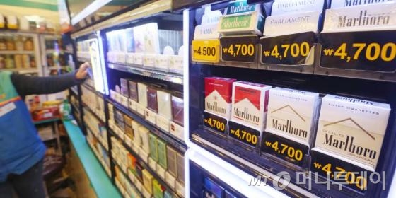 1일 자정부터 대부분의 담배가 정부의 금연종합대책에 따라 기존가격보다 2000원씩 인상된 가격에 판매되고 있다./ 사진=이동훈 기자