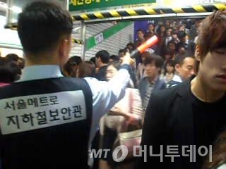 서울시 지하철 보안관들이 승객들의 질서 유지를 돕고 있다. /사진=서울시 제공