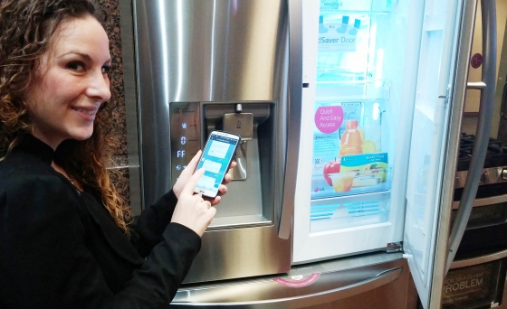 LG전자가 모바일 메신저를 통해 스마트폰으로 가전 제품과 일상 언어로 대화하는 '홈챗'서비스를 CES 2015에서 선보이는 한편 미국에서 출시한다./사진제공=LG전자