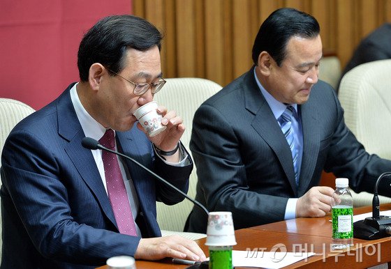 주호영 새누리당 정책위의장이 30일 오전 서울 여의도 국회에서 열린 원내대책회의에서 목을 축이고 있다. 오른쪽은 이완구 원내대표. 2014.12.30/뉴스1 <저작권자 ⓒ 뉴스1코리아, 무단전재 및 재배포 금지>