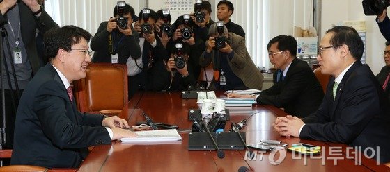 해외자원개발(자원외교) 국정조사특별위원회 여야 간사인 새누리당 권성동 의원과 새정치민주연합 홍영표 의원이 6일 서울 여의도 국회 산업통상자원위원회 소회의실에서 가진 회동에서 대화를 나누고 있다. 여야 간사는 이 자리에서 국정조사 대상과 조사 범위, 증인, 현지조사 일정 등을 논의했다. 2015.1.6/뉴스1 <저작권자 ⓒ 뉴스1코리아, 무단전재 및 재배포 금지>
