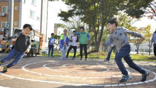 놀이하는사람들이 진행하는 놀이의 날에 재미있게 뛰어놀고 있는 아이들 /사진제공=놀이하는사람들