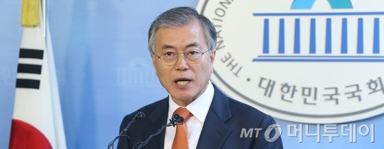 문재인 새정치민주연합 의원이 2014년 12월29일 서울 여의도 국회 정론관에서 당 대표 경선에 출마하겠다고 밝히고 있다./사진=뉴스1