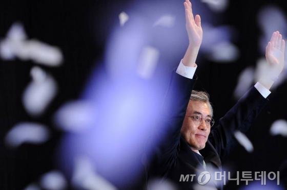 민주통합당 문재인 대선경선후보가 2012년 9월16일 경기 고양시 고양체육관에서 열린 제18대 대통령선거후보자 선출을 위한 서울 순회 경선에서 대선 후보로 선출됐다./사진=뉴스1