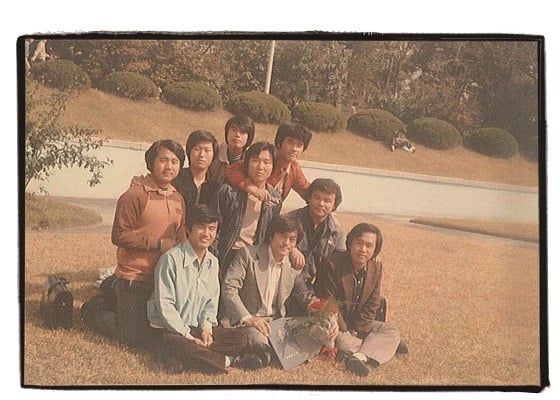 1980년 서울의 봄 직후 교정에서 동료 후배들과 함께 한 사진./문재인 의원실 제공.