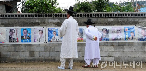 1968년 미국 민주당의 시카고 전당대회 당시 당의 후보 지명과 베트남전쟁에 반대하는 시위대와 경찰의 대치 모습.