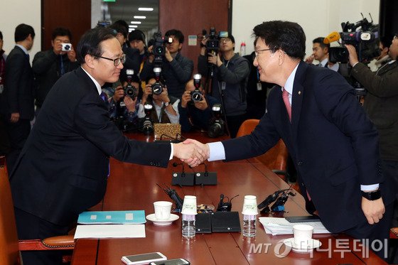 국회 해외자원개발(자원외교) 국정조사특별위원회 여야 간사인 권선동 새누리당 의원(오른쪽)과 홍영표 새정치민주연합 의원이 8일 오전 서울 여의도 국회 산업통상자원위원회 소회의실에서 만나 악수하고 있다.2015.1.8/뉴스1 <저작권자 ⓒ 뉴스1코리아, 무단전재 및 재배포 금지>