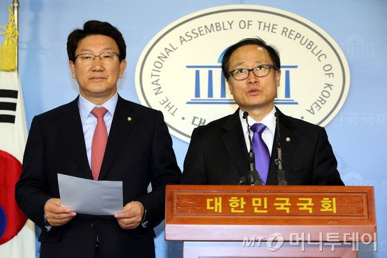국회 해외자원개발(자원외교) 국정조사특별위원회 여야 간사인 권선동 새누리당 의원(왼쪽)과 홍영표 새정치민주연합 의원이 8일 오전 서울 여의도 국회 정론관에서 자원외교 국조특위 합의사항을 발표하고 있다.2015.1.8/뉴스1 <저작권자 ⓒ 뉴스1코리아, 무단전재 및 재배포 금지>