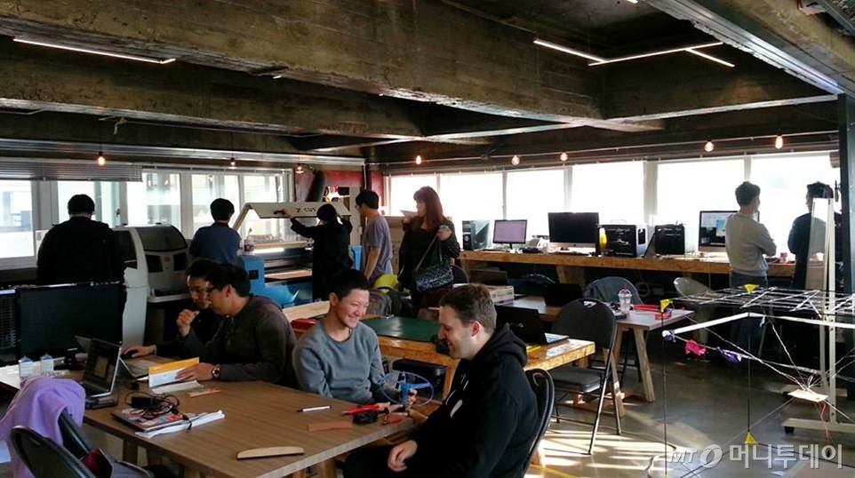 서울 종로 세운상가 한 켠에 자리잡은 '팹랩 서울.' 3D프린터를 비롯한 디지털제작장비들을 저가에 사용할 수 있는 공유제작소이자 교육장이다.