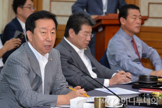지난해 9월 열린 국토위 당정협의. 김성태 국토위 여당 간사(왼쪽)가 모두발언을 하고 있다./사진=뉴스1
